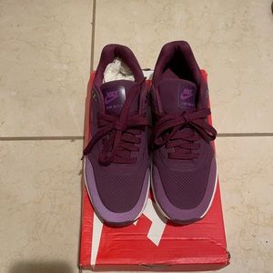 Nike Air mAx in plum.
